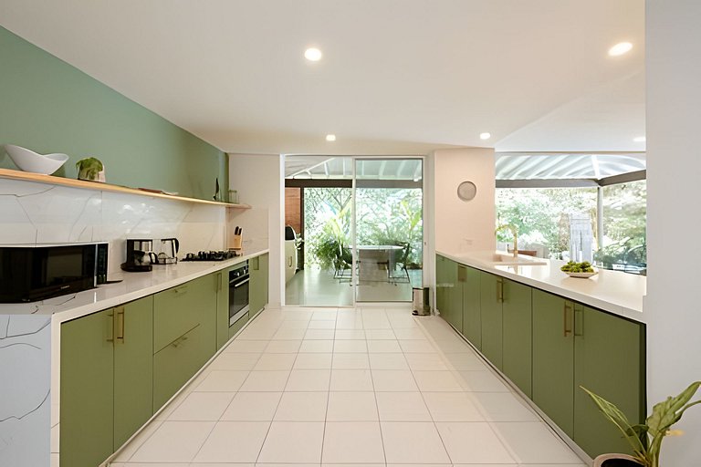 Villa in Poblado+6BR+Jacuzzi+Ping Pong+BBQ!