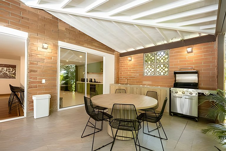 Villa in Poblado+6BR+Jacuzzi+Ping Pong+BBQ!