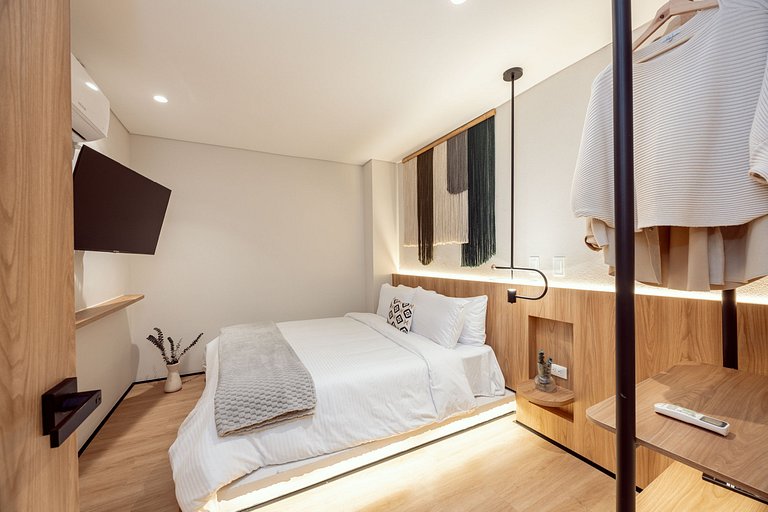 Luxury boho apartment - A/C - Kitchen- Fast Wi-Fi