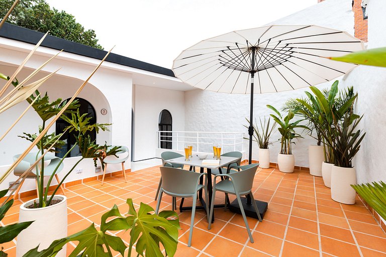 Casa Fiora|Studio Laureles w/Patio, Kitchen & WiFi